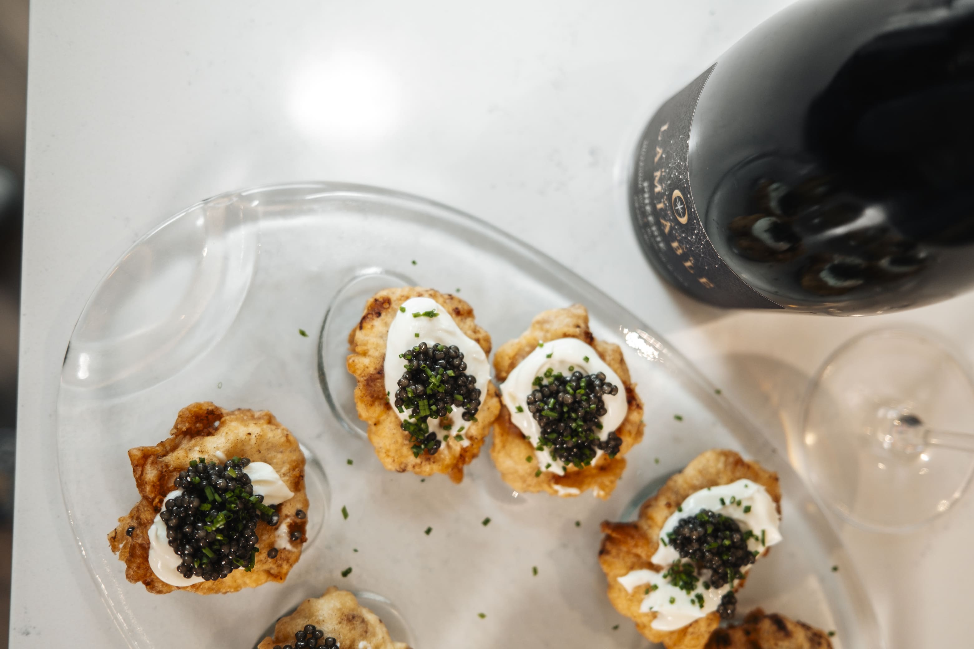🍟 + 🥂 = 😲 Je gelooft nooit hoe goed champagne bij fastfood past