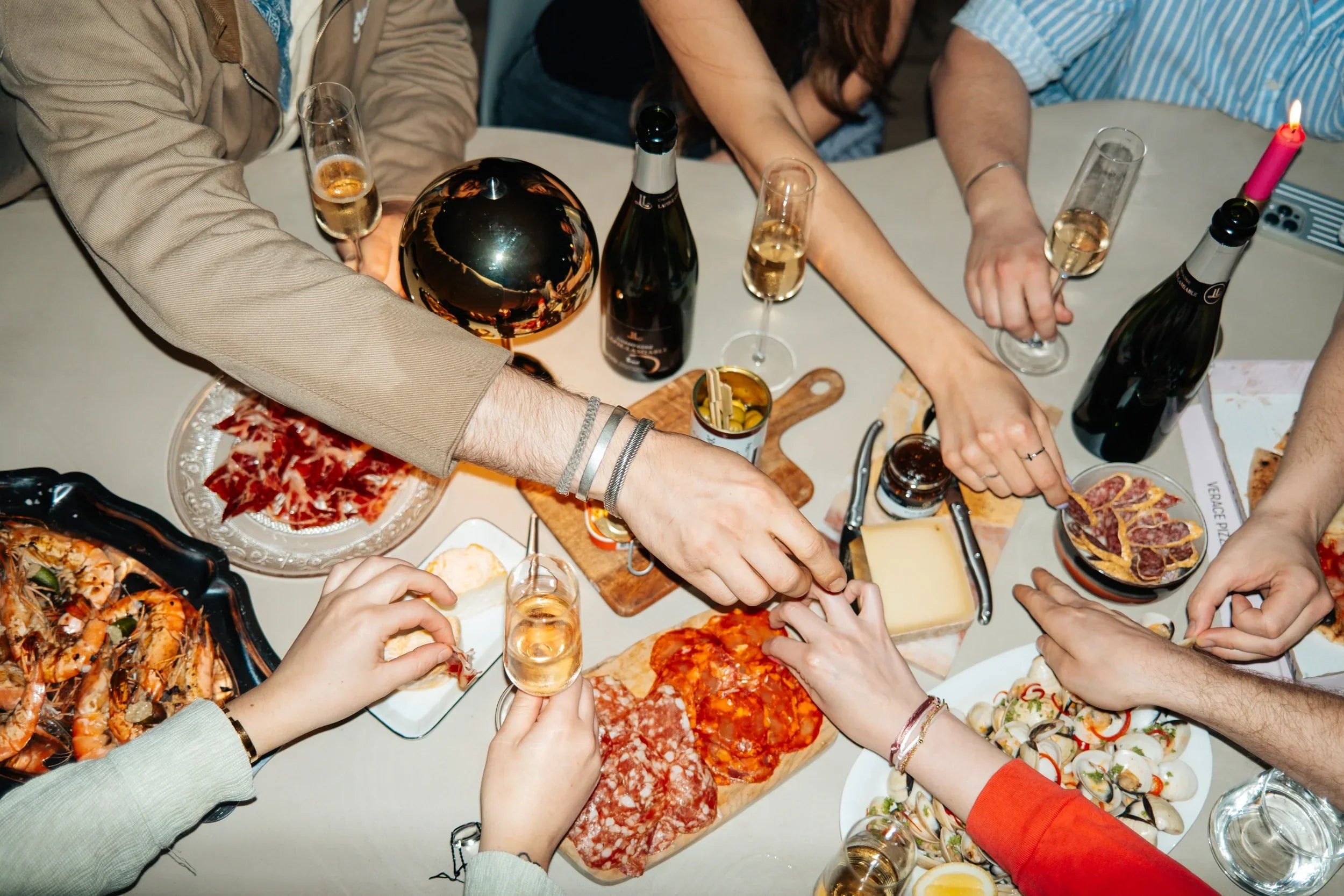 🍟 + 🥂 = ❤️ Waarom champagne en fastfood perfect samengaan